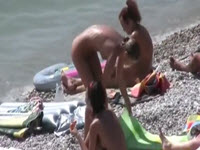 Fille nue joue avec ses copines à la plage